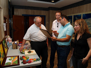 Los responsables de la ONCE en Málaga en la exposición