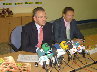 Cristóbal Martínez y Patricio Cárceles comparecen ante una fila de micrófonos alineados en Málaga