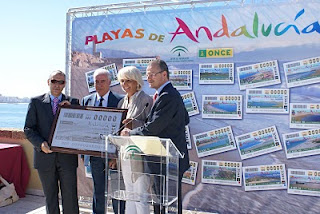 Presentación de la imagen de uno de los cupones con motivos de playas andaluzas.