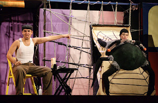 Una enorme tela de araña presidió la representación de Farsas Maravillosas