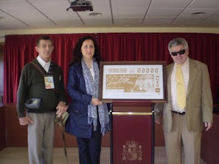 La alcaldesa de El Bosque, Ana María Chacón, y el director de la ONCE en Jerez, Ramón Zambruno con la copia de la plancha que ha dado origen al cupón