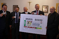 Imagen de la presentación del cupón al obispo de Jaén