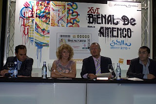 Maribel Montaño y Patricio Cárceles, sonrientes, muestran el cupón dedicado a la Bienal