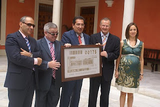 Foto de familia de la presentación del cupón de Cajasol