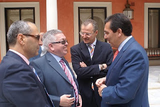 El presidente de Cajasol hablando con el delegado territorial  los directores de Cádiz y Jerez