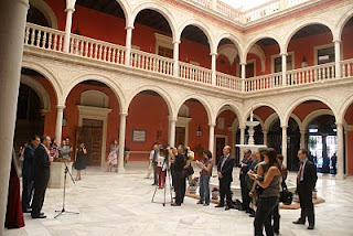 Vista general de los medios de comunicación en el patio central de Cajasol