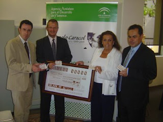 De izquierda a derecha, Francisco Perujo, Patricio Cárceles, Luisa Ortega y Ventura Pazos, mostrando a las cámaras el Supercupón dedicado a Caracol