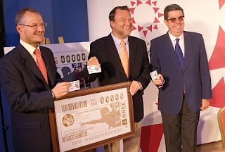 El delegado territorial de la ONCE en Andalucía, Patricio Cárceles, junto al alcalde de Sevilla, Alfredo Sánchez Monteseirín y el presidente del Patronato de la Fundación Reales Atarazanas, José Antonio Vázquez García presentando la imagen de la plancha que ha do origen al cupón del V Centenario de la primera vuelta al mundo