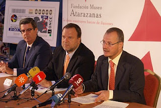 Patricio Cárceles dirigiéndose al auditorio. A su lado Monteseirin y Vazquez García