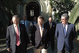El delegado territorial de la ONCE en Andalucía, Patricio Cárceles, junto al alcalde de Sevilla, Alfredo Sánchez Monteseirín y el presidente del Patronato de la Fundación Reales Atarazanas, José Antonio Vázquez García, paseando por los jardines de la Sede de las Atarazanas