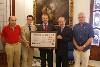 El delegado de la ONCE y el presidente de la Diputación con el director de la Agencia Andaluza para el Desarrollo del Flamenco enseñan el cupón a la prensa