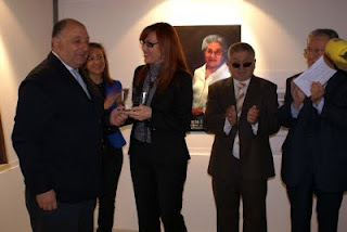 La presidenta del Consejo Territorial recibe una placa conmemorativa de manos del consejero delegado de Radio Jerez
