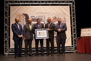 El consejero de Justicia y Administración Pública con el alcalde de San Fernando y el delegado de la ONCE en Andalucía y director de Cádiz mostrando la imagen de los cupones