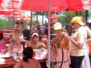 El presidente del Consejo saludando a una de las mesas