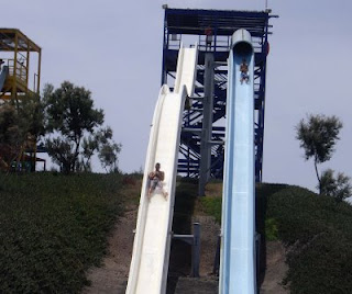 Dos jóvenes afiliados tirándose por el tobobán acuático