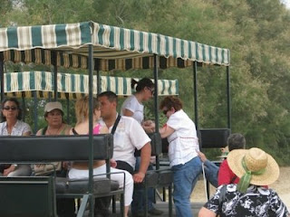 Participantes subiendo a una carriola para ir a caballo al puente del Ajolí