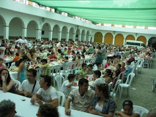 Vista general del patio de la casa de la Hermandad de Gines convertido en un masivo comedor