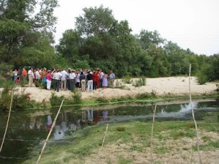 Imagen del grupo esperando a recibir el bautizo rociero con la perspectiva del río Ajolí