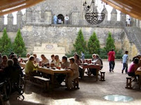 Aspecto medieval del almuerzo de fraternidad celebrado en el Día de la ONCE de Córdoba