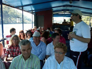 Embarcación llena de afiliados disfrutando del paseo por el pantano