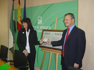 Micaela Navarro recibe el cupón de la discapacidad de manos de Patricio Cárceles