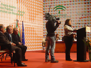 La afiliada Teresa Cobo lee en braille la relación de premiados