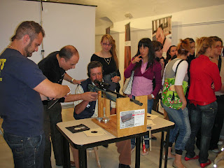 El público llena la sala de la exposición granadina