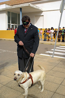 El rector onubense haciendo el circuito con perro guía y antifaz