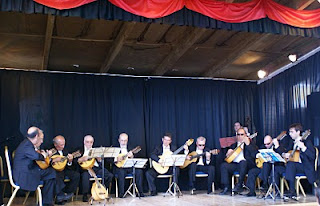 Sobre un escenario la orquesta de plectro