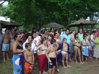 Un grupo de jóvenes y chavales dispuestos a meterse en la piscina