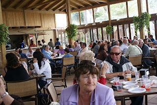 Afiliados comiendo en las instalaciones del hotel confortel de Islantilla