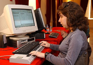 Una usuaria con una línea braille