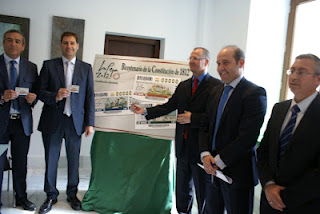 El diputado delegado del Área de Desarrollo y Bienestar Social de la Diputación Provincial, Antonio García Ortega, el gerente del Consorcio para la Conmemoración del II Centenario de la Constitución de 1812, Pedro Flores, el delegado territorial de la ONCE en Andalucía, Ceuta y Melilla, Patricio Cárceles, el concejal delegado de Cádiz 2012 del Ayuntamiento de Cádiz, Juan José Ortiz y el director de la ONCE en Cádiz, José Antonio Toledo con el cupón del Bicentenario de la Constitución del 1812