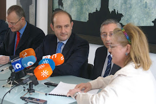 La gaditana Susana Alijarde lee en braille algunos de los artículos más simbólicos de la Constitución de 1812