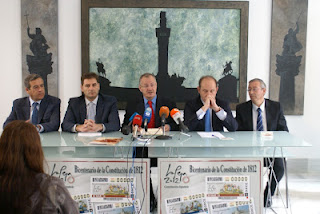 El diputado delegado del Área de Desarrollo y Bienestar Social de la Diputación Provincial, Antonio García Ortega, el gerente del Consorcio para la Conmemoración del II Centenario de la Constitución de 1812, Pedro Flores, el delegado territorial de la ONCE en Andalucía, Ceuta y Melilla, Patricio Cárceles, el concejal delegado de Cádiz 2012 del Ayuntamiento de Cádiz, Juan José Ortiz y el director de la ONCE en Cádiz, José Antonio Toledo durante el acto del Bicentenario de La Pepa