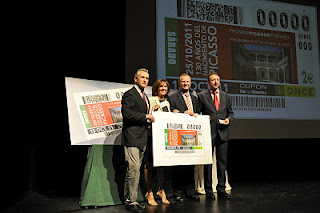 El consejero de Cultura de la Junta de Andalucía, Paulino Plata, la delegada del Gobierno de la Junta de Andalucía en Málaga, Remedios Martel, el delegado de la ONCE en Andalucía, Ceuta y Melilla, Patricio Cárceles y el director en Málaga, Cristóbal Martínez con la imagen del cupón dedicado al Museo Picasso Málaga