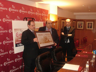 El director de la ONCE en Jaén, Pascual Gualda y presidente de la Cámara de Comercio, Luis Carlos García sujetando la copia de la plancha de la imprenta que ha dado origen al cupón conmemorativo