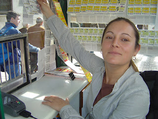 María Ángeles siempre sonriente en el interior de su quiosco