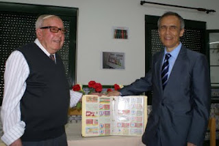 El ciudadano Federico Galán, artífice de la colección posa feliz enseñando uno de los tomos junto al director de la ONCE en Huelva, Antonio Casado