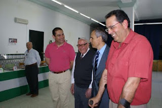 El alcalde de Jabugo, José Luis Ramos junto a Federico Galán y Antonio Casado en la exposición