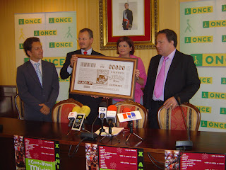 El delegado de la ONCE y la alcaldesa de Cabra enseñan el Cuponazo a los medios de comunicación