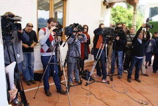 En la imagen se aprecia la multitud de medios que asistieron a la presentación del cupón
