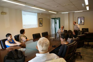 Los asistentes de Huelva recibiendo información sobre los servicios que ofrece Internet