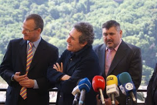 Miguel Ríos, sonriente, observa a Rachel y Paco