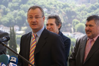 El delegado de la ONCE en Andalucía, Patricio Cárceles, durante su intervención. En segundo plano, Miguel Ríos y el director de la ONCE en Granada, Alberto Morillas