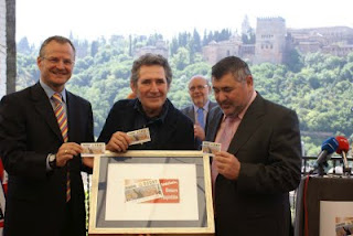 El cantante, junto a Cárceles y Morillas, posa con una copia del cartel dedicado a Miguel Ríos y un cupón en la mano