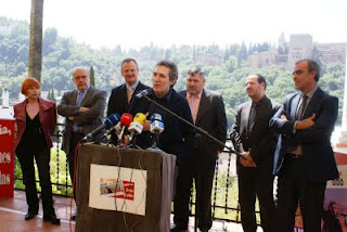 Miguel Ríos durante su emotiva intervención en el acto. Tras él, el subdelegado del Gobierno en Granada, Antonio Cruz, la gerente del consorcio Milenio Reino de Granada, Francisca Pleguezuelos, el delegado de Cultura de la Junta de Andalucía en Granada, Pedro Benzal, Patricio Cárceles, Alberto Morillas y Agustín Martínez