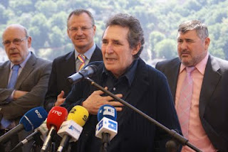 El rockero Miguel Ríos hablando con la mano en el corazón