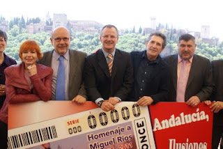 Francisca Pleguezuelos, Antonio Cruz, Patricio Cárceles, Miguel Ríos y Alberto Morillas posan juntos con el cartel dedicado al rockero