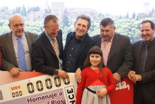 Antonio Cruz, Patricio Cárceles, Miguel Ríos, Alberto Morillas y Pedro Benzal posan junto a Rachel Farahat